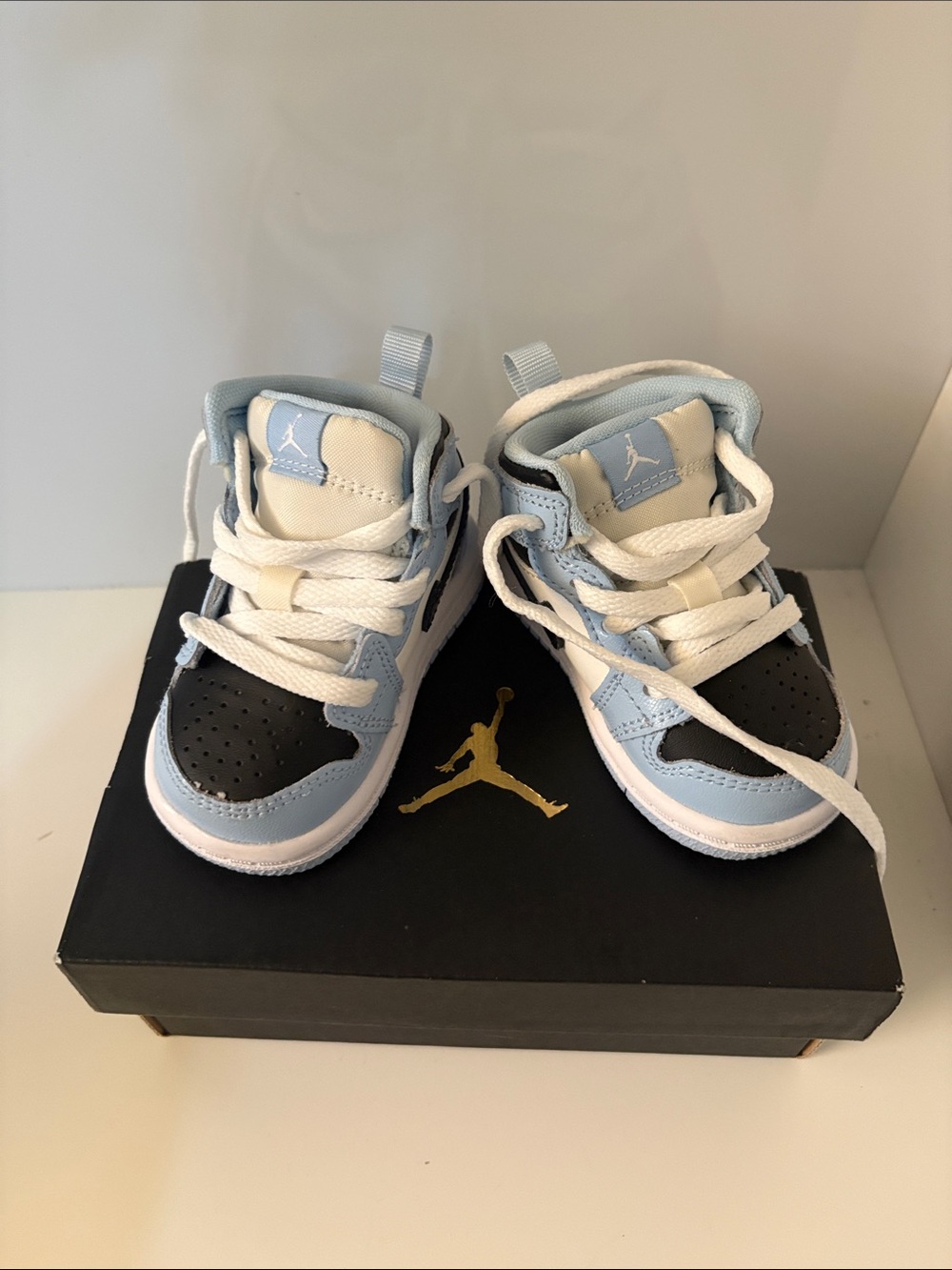 Jordan Kids High-Top Sneakers in Light Blue, Black & White